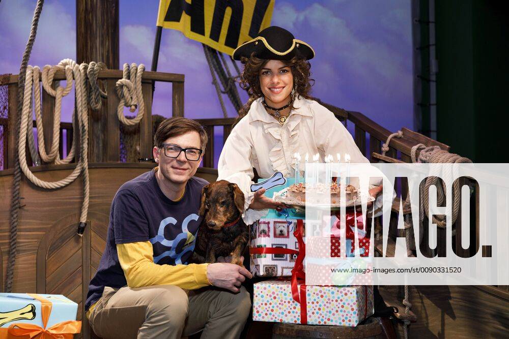 Ralph Caspers and Clarissa Correa da Silva with Dachshund Lumpi at the 18th anniversary photo shoot of KiKA Wissensmagazin Wissen macht Ah at WDR Studios Bocklemünd Köln 25 03 2019 Foto:xC.xFuturexImage