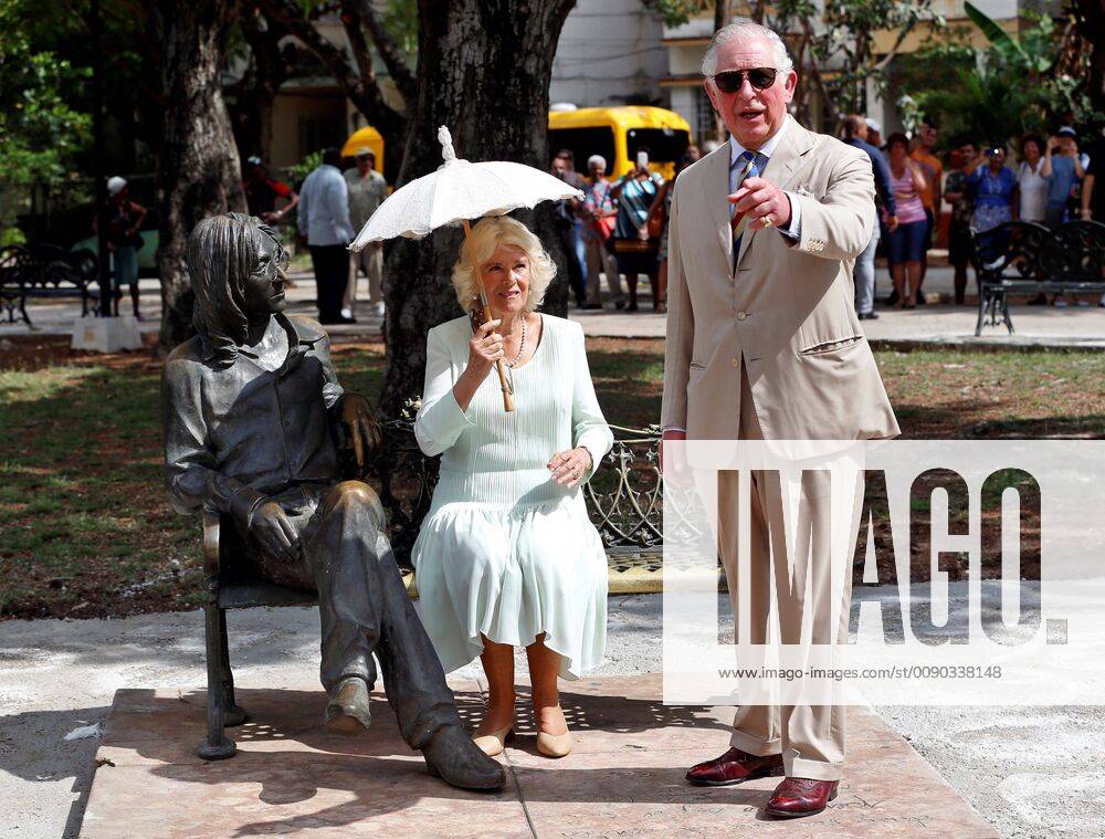 Prinz Charles und Camilla in Kuba Prince Charles (R) and Camila, Duchess of Cornwall (L) pose next to a John Lennon statue during their visit in Cuba, 26 March 2019. Prince Charles and Camila, Duchess of Cornwall, visit Cuba !ACHTUNG: NUR REDAKTIONELLE NUTZUNG!