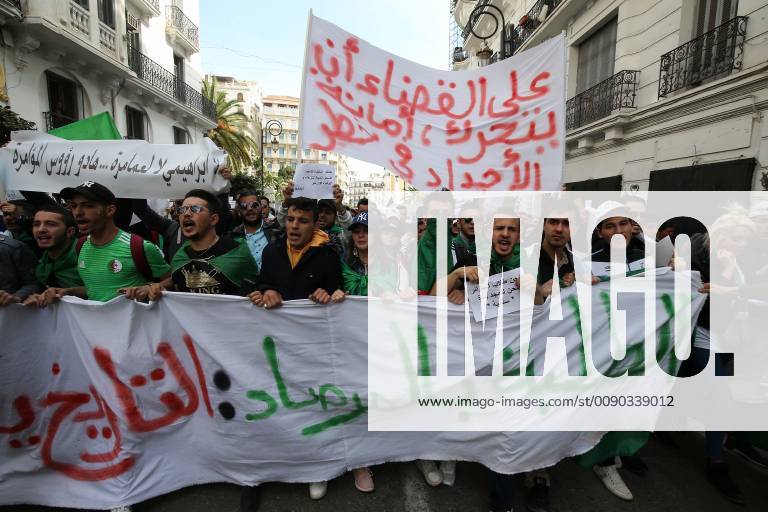 Algerien, Demonstration gegen weitere Amtszeit von Bouteflika March 26, 2019 - Algiers, Algeria - Algerian students demonstrate with national flags in the center of the capital, Algiers in Algeria on March 26, 2019, against the extension of the mandate of President Abdelaziz Bouteflika and demanding an immediate change. Algiers Algeria - ZUMAn230 20190326_zaa_n230_239