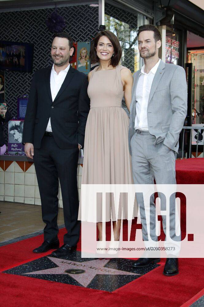 Dan Fogelman Mandy Moore and Shane West at the ceremony to award a star to Mandy Moore on the Hollywood Walk of Fame Los Angeles 25 03 2019 Foto:xD.xBedrosianx xFuturexImage