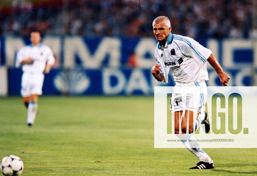 Fabrizio Ravanelli (OM) erläuft den Ball Fußball Herren Saison 1998 1999: 1. Französische Liga, Division, Meisterschaft, Olympique Marseille Einzelbild Stade Vélodrome Marseille Dynamik,