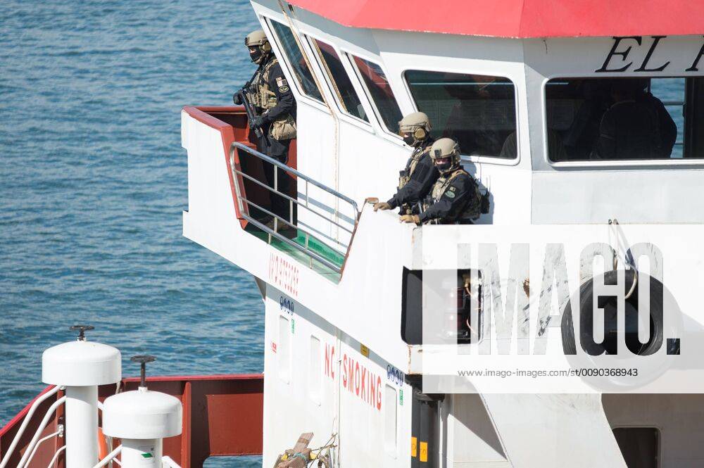 (190328) -- VALLETTA, March 28, 2019 (Xinhua) -- Soldiers of the Armed Forces of Malta (AFM) keep guard on the vessel El Hiblu 1 in Senglea, Malta on March 28, 2019. The Armed Forces of Malta (AFM) stormed a merchant vessel taken over by rescued migrants off Libya s coast on Thursday. The vessel, El Hiblu 1, en route from Turkey to Libya was required to rescue 108 stranded migrants that were allegedly transported to Europe. However, the rescued migrants overpowered the ship crew some six miles off the Libyan coast and demanded that the captain change course for Malta. (Xinhua Roberto Runza) MALTA-SENGLEA-HIJACKED SHIP