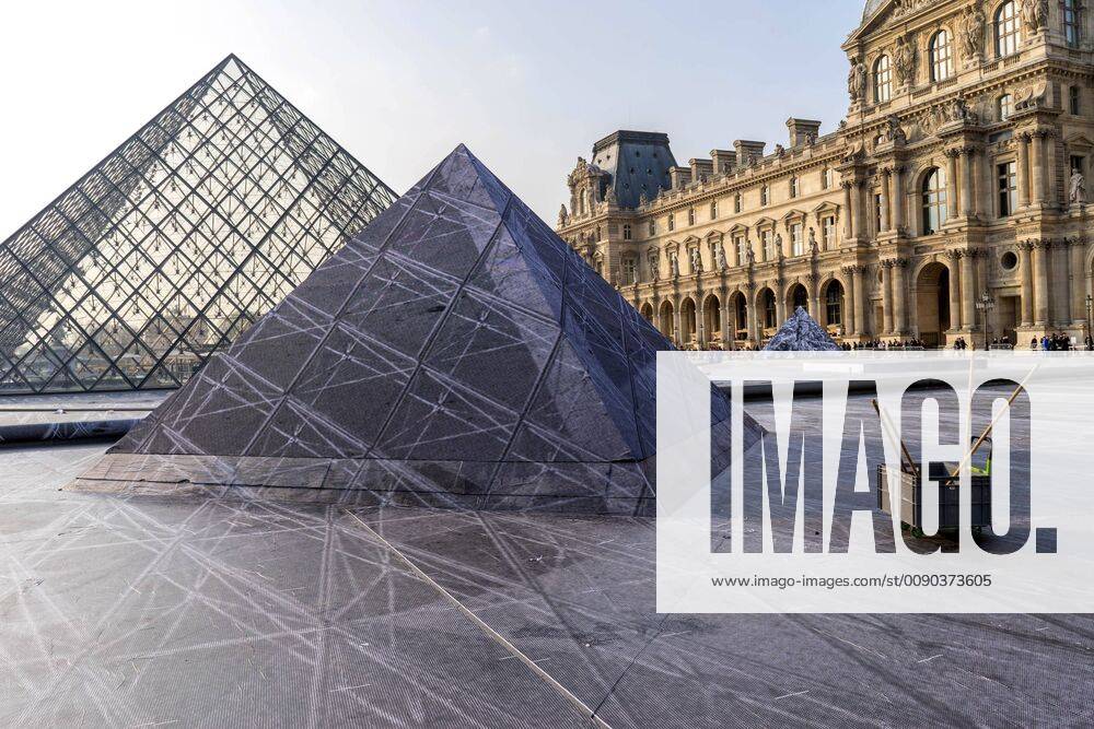Aris France 28 Mars 2019 A l occasion des 30 ans de la pyramide du Louvre 400 volontaires participent a un collage geant sur toute la Cour Napoleon , une oeuvre collaborative realise par l artiste de rue français JR.On the occasion of the 30th anniversary of the Louvre Pyramid 400 volunteers participate in a giant collage on the entire Napoleon Court, a collaborative work created by the French street artist JR on March 28 2019