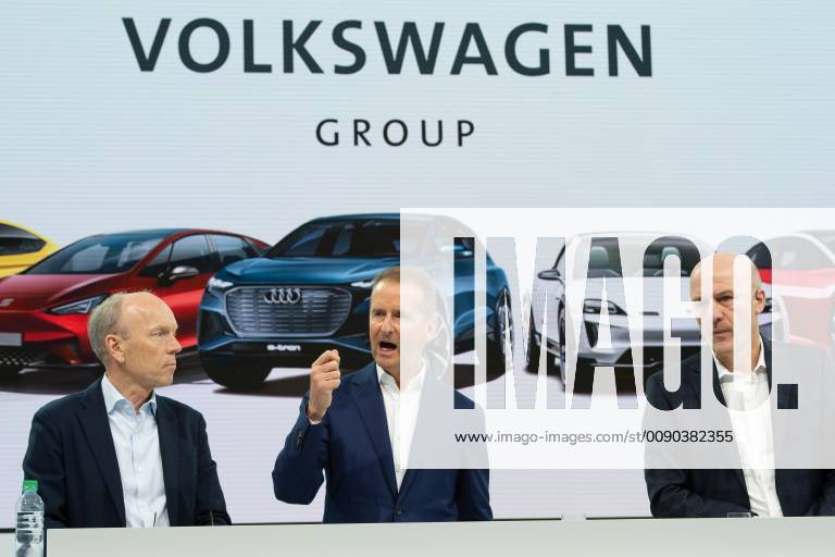 Herbert DIESS Chairman of the Board of Management CEO Mitte and Frank WITTER Finance and Controlling Division CFO CFO right Annual press conference of Volkswagen AG Aktiengesellschaft in Wolfsburg on 12 03 2019