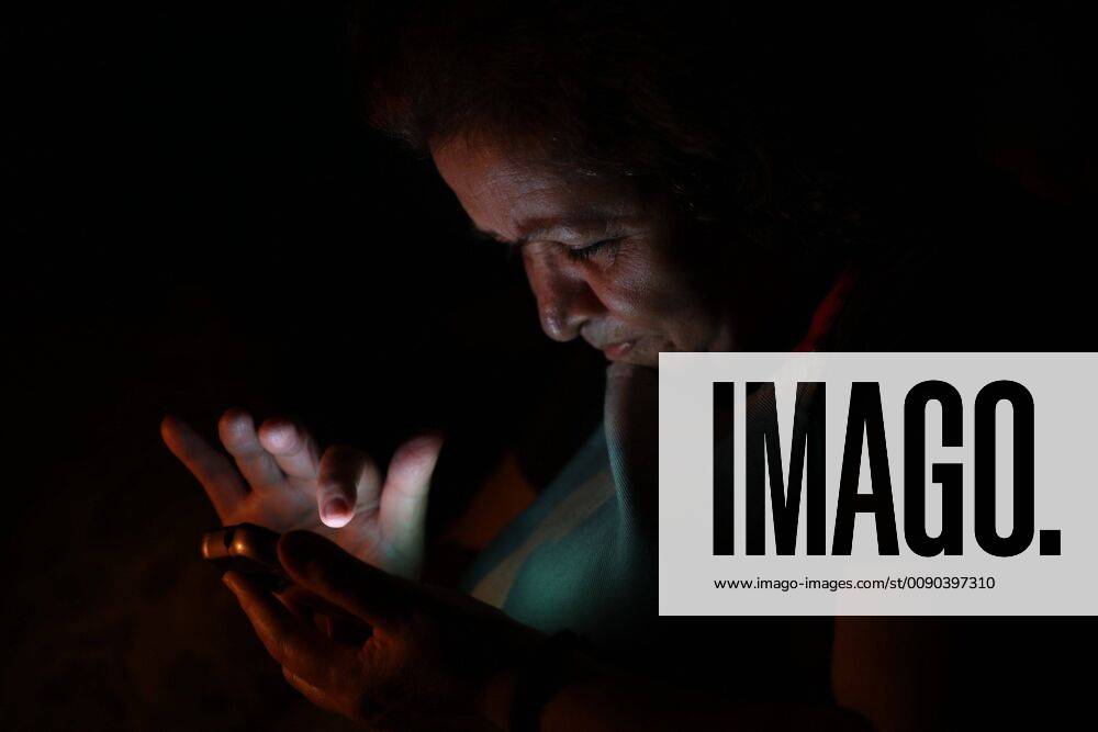 A woman observes her phone in the dark, in Caracas, Venezuela, 30 March 2019. The government of Nicolas Maduro and the state-owned Electric Corporation (Corpoelec) have not offered explanations about this latest national outage that is now 24 hours and that initially affected 21 of the 23 federal entities according to local media. Power outage continues in several states of Venezuela !ACHTUNG: NUR REDAKTIONELLE NUTZUNG!