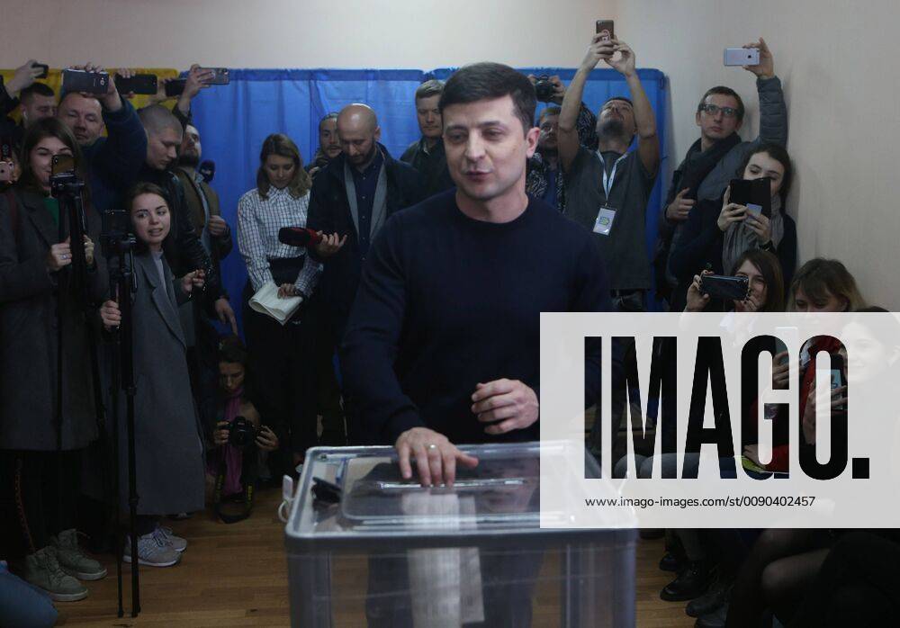 (190331) -- KIEV, March 31, 2019 -- Actor Volodymyr Zelensky casts his ballot at a polling station in Ukraine, March 31, 2019. Voting for the presidential election in Ukraine kicked off on Sunday with a record number of 39 candidates competing for the presidency. Some 29,900 polling stations were arranged across the country. They opened at 8:00 a.m. local time (0500 GMT) and will close at 8:00 p.m. (1700 GMT). ) UKRAINE-PRESIDENTIAL ELECTION Sergey