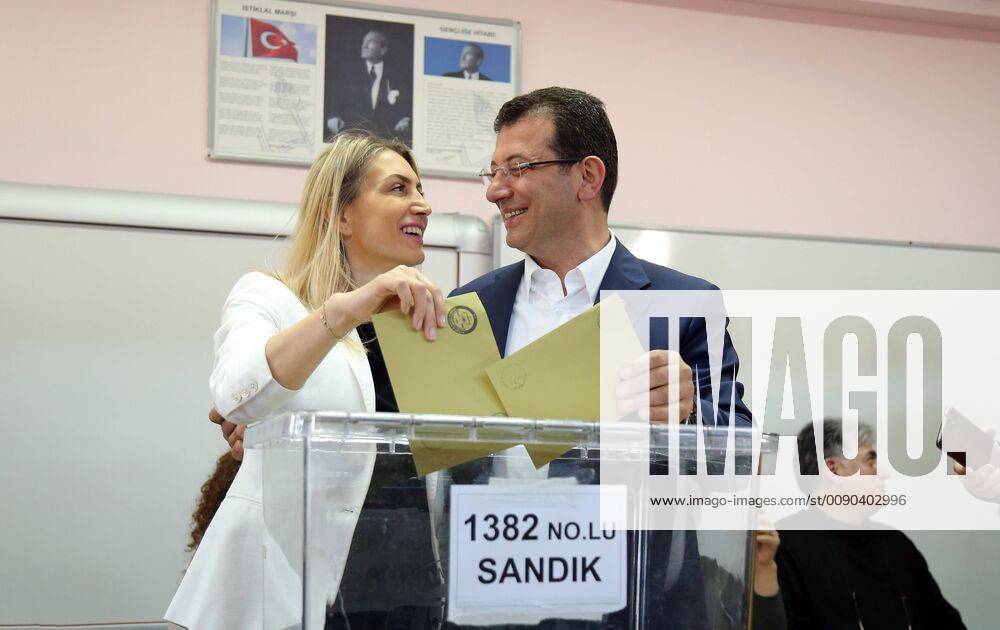 KW13 Ekrem Imamoglu, mayoral candidate for Istanbul of Republican People s Party CHP, and his wife Dilek ImamoÄülu cast their ballot at a polling station during the local elections in Istanbul, Sunday, March 31, 2019. Turkish citizens have begun casting votes in municipal elections for mayors, local assembly representatives and neighborhood or village administrators. 16318449