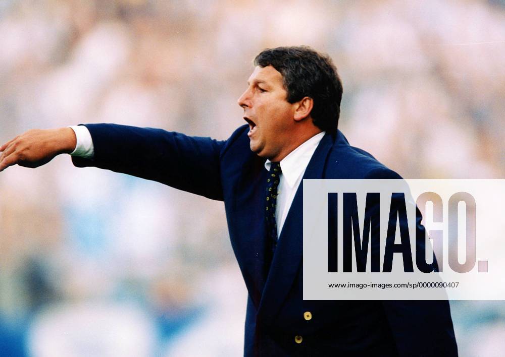 Trainer Roland Courbis (OM) gibt ungeduldig Anweisungen Fußball Herren Saison 1998 1999: 1. Französische Liga, Division, Meisterschaft, Olympique Marseille Einzelbild Stade Vélodrome Marseille Skepsis, Ungeduld, Verzweiflung,