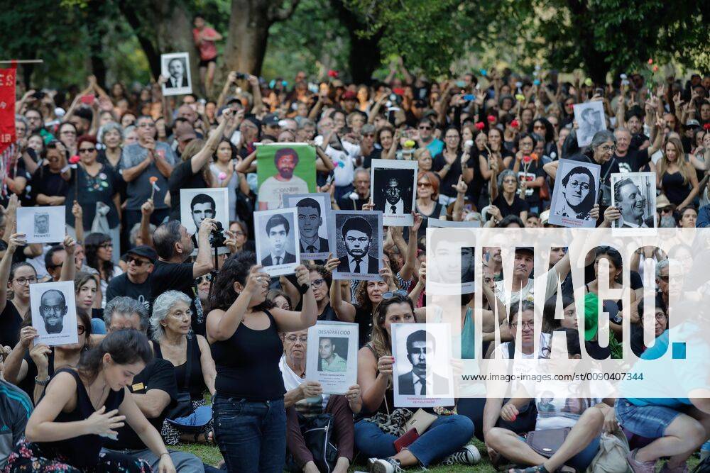KW13 Demonstrators shows photographies of missing people during the dictatorship, during a protest at the Ibirapuera Park, in Sao Paulo, Brazil, 31 March 2019. Brazil marked Today the 55th. anniversary when President Joao Goulart was ousted, opening a 21-years period of dictatorship in the country. EPA SEBASTIAO MOREIRA Victims of dictatorship demonstrate in Sao Paulo !ACHTUNG: NUR REDAKTIONELLE NUTZUNG!