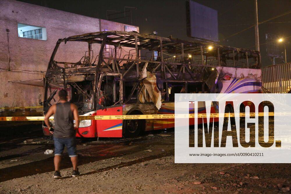KW13 View of the charred remains of the bus of the company Sajy Bus that caught fire in the bus terminal of Fiori, located in the district of San Martin de Porres, in Lima, Peru, 31 March 2019. At least 16 people have died and another seven have been wounded this Sunday when a bus suddenly burned inside an informal station in Lima, according to the National Police of Peru (PNP). The fire occurred at around 7:30 pm local time (00:30 GMT on Monday) in a coach of the company Sajy Bus that was preparing to cover the route between Lima and Chiclayo, located about 800 kilometers north of the Peruvian capital. At least 16 dead and seven injured in the fire of a bus in Lima !ACHTUNG: NUR REDAKTIONELLE NUTZUNG!