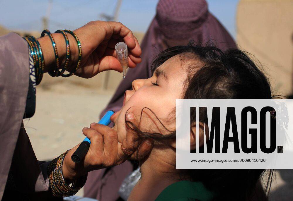 (190401) -- KANDAHAR, April 1, 2019 -- A health worker gives polio vaccine to a child during a vaccination campaign in Kandahar, southern Afghanistan, April 1, 2019. A two-year-old child was reported to have been affected by poliovirus despite receiving anti-polio vaccination in Afghanistan s southern province of Uruzgan, a local official said Monday. The ongoing insurgency and conflicts have been hindering the efforts to stamp the infectious disease out in the mountainous country. ) AFGHANISTAN-KANDAHAR-POLIO CAMPAIGN SanaullahxSeaim