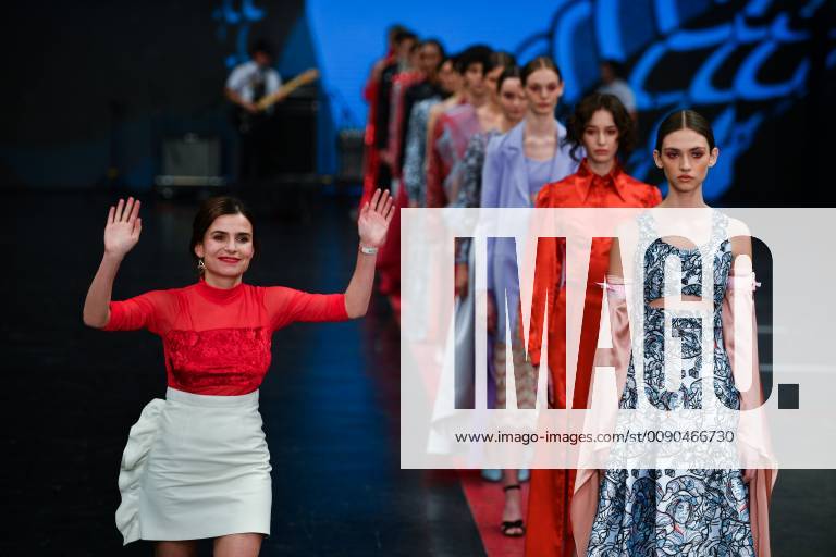 (190403) -- MEXICO CITY, April 3, 2019 (Xinhua) -- Designer Alexia Ulibarri (L) greets the audience after the Alexia Ulibarri Show during the Mercedes-Benz Fashion Week Mexico City in Mexico City, Mexico, April 2, 2019. (Xinhua Xin Yuewei) MEXICO-MEXICO CITY-FASHION WEEK