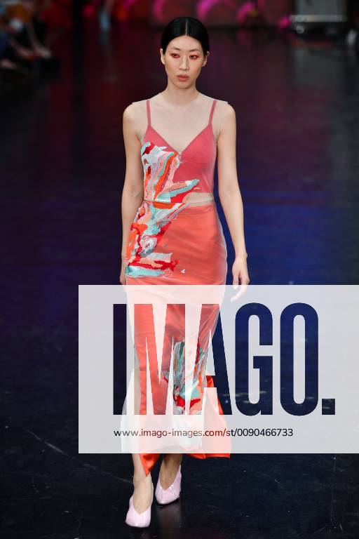 (190403) -- MEXICO CITY, April 3, 2019 (Xinhua) -- A model presents a creation at the Alexia Ulibarri Show during the Mercedes-Benz Fashion Week Mexico City in Mexico City, Mexico, April 2, 2019. (Xinhua Xin Yuewei) MEXICO-MEXICO CITY-FASHION WEEK