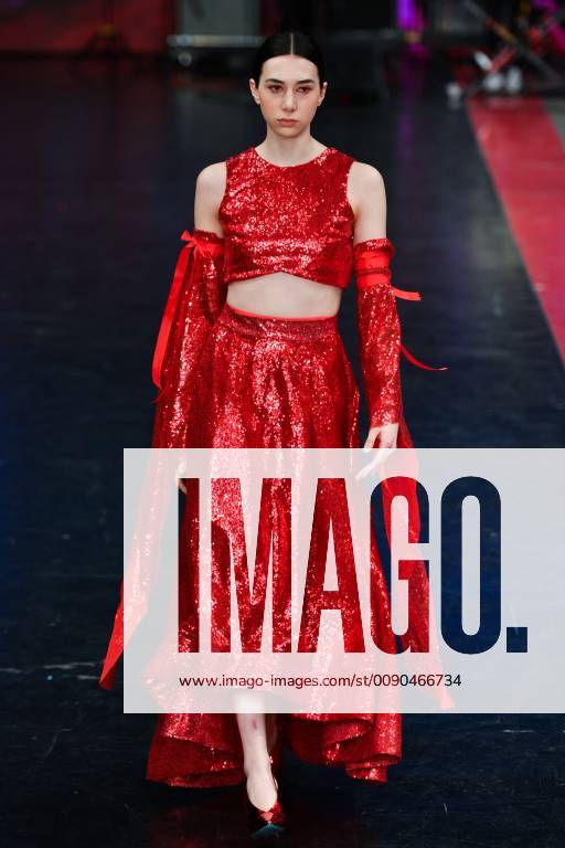 (190403) -- MEXICO CITY, April 3, 2019 (Xinhua) -- A model presents a creation at the Alexia Ulibarri Show during the Mercedes-Benz Fashion Week Mexico City in Mexico City, Mexico, April 2, 2019. (Xinhua Xin Yuewei) MEXICO-MEXICO CITY-FASHION WEEK
