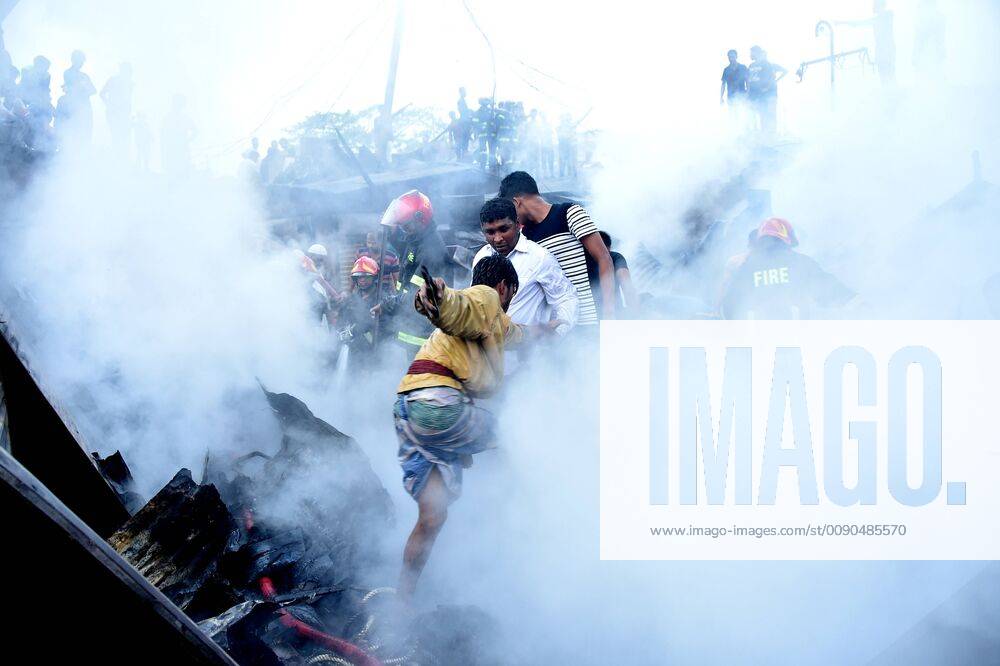 (190404) -- DHAKA, April 4, 2019 -- Smoke billows after a fire broke out at a kitchen market in Dhaka, Bangladesh, April 4, 2019. An early morning fire gutted dozens of shops in a kitchen market in Bangladesh capital Dhaka on Thursday, Kazi Nazmuzzaman, deputy assistant director of Fire Service and Civil Defense, told Xinhua. ) BANGLADESH-DHAKA-KITCHEN MARKET-FIRE Stringer