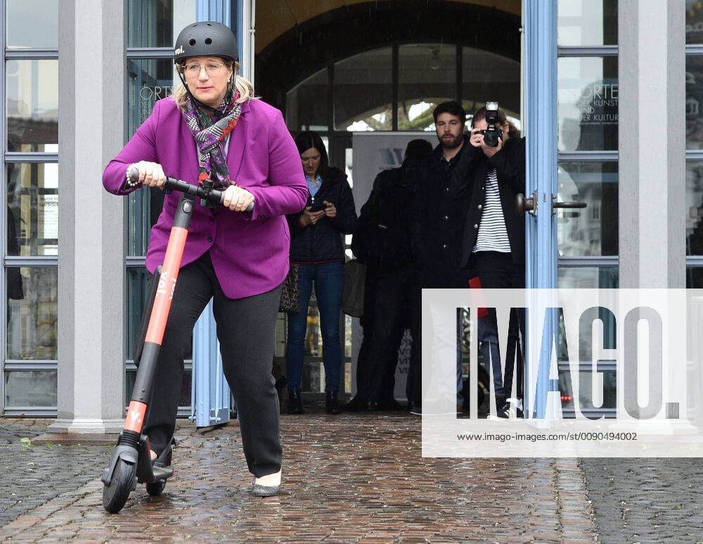 Saarland Transport Minister Anke Rehlinger will chair the Transport Ministers Conference in Saarbrücken on Thursday 4 4 2019 After the arrival of the ministers by bus, Rehlinger was on the programme for a test drive with an E scooter in and in front of the castle.