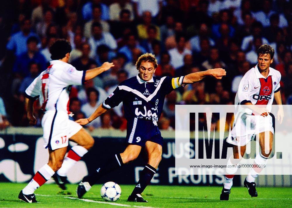 Bordeaux-Kapitän Lilian Laslandes flankt den Ball, re. Christian Wörns (PSG) Fußball Herren Saison 1998 1999: 1. Französische Liga, Division, Meisterschaft, Girondins Bordeaux - PSG Gruppe Stade Lescure Bordeaux Dynamik,