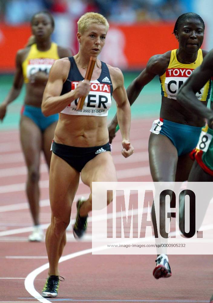 Grit Breuer (Deutschland, li.) vor Hortense Bewouda (Kamerun) Leichtathletik WM Damen Weltmeisterschaft 2003, Nationaltrikot, 4x400m, 4 x 400 m, 400m, Meter, Staffel, Staffellauf, Vdig Gruppe Paris Dynamik,