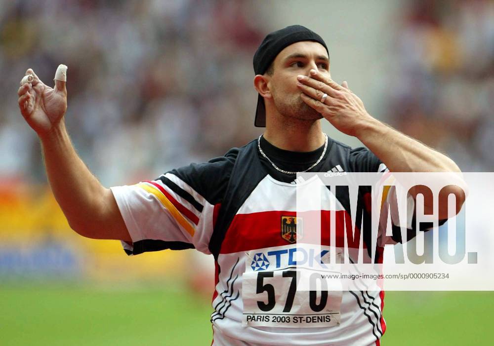 Boris Henry (Deutschland) verteilt Kusshände Leichtathletik WM Herren Weltmeisterschaft 2003, Nationaltrikot, Speer, Speerwurf, Speerwerfen, Vdig Einzelbild Paris Freude,