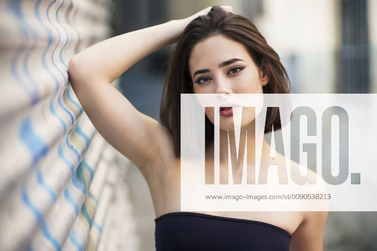 Portrait of young woman with bob hairdo model released Symbolfoto JSMF00737