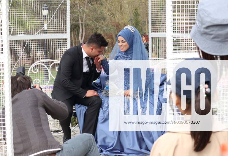 (190407) -- ISTANBUL, April 7, 2019 (Xinhua) -- Photo taken on April 7, 2019 shows the newly-married couple posing for wedding photos at a park in Istanbul, Turkey. (Xinhua Xu Suhui) TURKEY-ISTANBUL-WEDDING