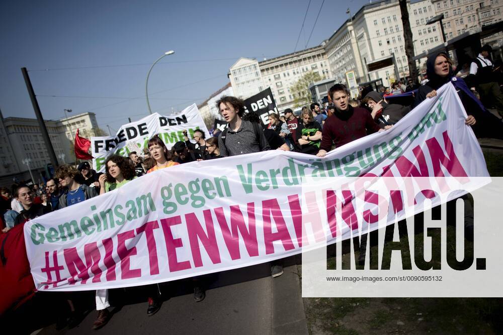 Volksentscheid Enteignung Berlin DEU, Deutschland, Germany, Berlin, 06.04.2019 Demonstranten mit Transparent Mietenwahnsinn auf der Demonstration von Mieterorganisationen und politischen Initiativen gegen hohe steigende Mieten, teure Modernisierungen, Gentrifizierung, Verdraengung und Zwangsraeumungen unter dem Motto Widerstand Gemeinsam gegen Verdraengung und Mieterwahnsinn, Mieten Wahnsinn stoppen Mietenwahnsinn in Berlin. Ueber 35.000 Menschen protestieren auf einer Grossdemonstration von 240 Mieterinitiativen. Protest gehen den Immobilienkonzern Deutsche Wohnen, welche hier Wohnungen erwerben wollte. Demonstrators with sign in favour for a petition to expropriate the German investor and property company Deutsche Wohnen and others during a demonstration ot tenants rights organization representatives and activists demonstrate against