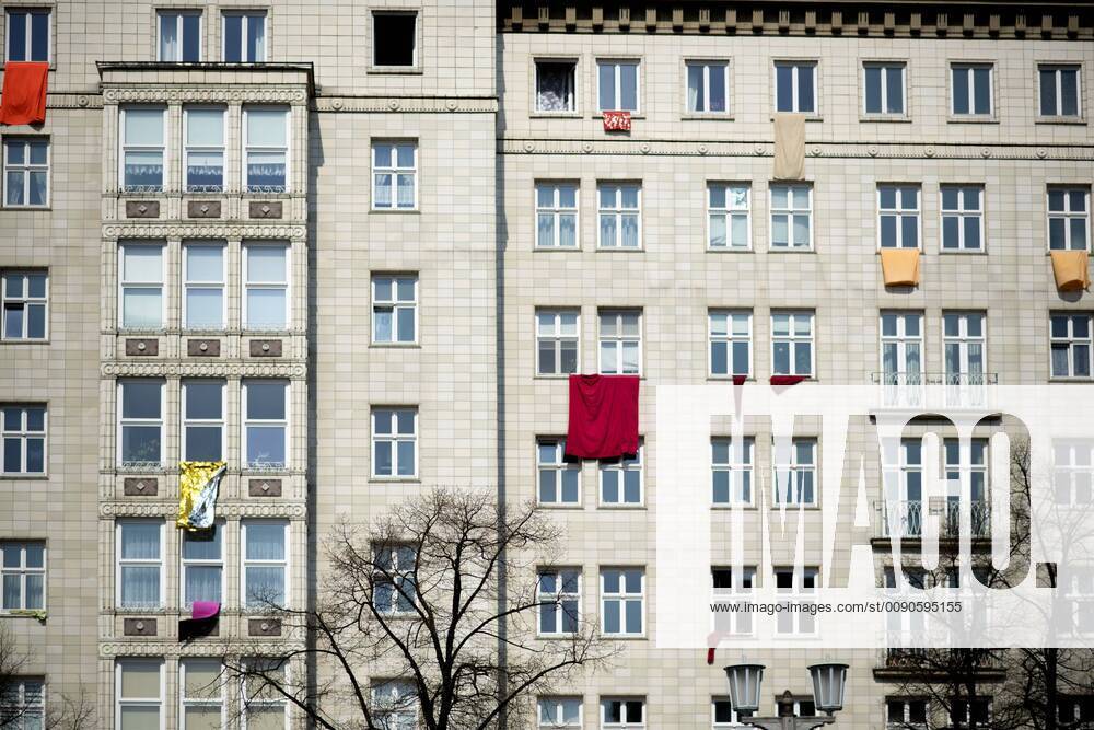 Mietendemo DEU, Deutschland, Germany, Berlin, 06.04.2019 Protestfahnen an der Fassade von Wohnhaus an der Karl-Marx-Allee in Berlin Friedrichshain. Bis auf kurzem hingen hier Protestplakate gehen den Immobilienkonzern Deutsche Wohnen, welche hier Wohnungen erwerben wollte. Demonstration von Mieterorganisationen und politischen Initiativen gegen hohe steigende Mieten, teure Modernisierungen, Gentrifizierung, Verdraengung und Zwangsraeumungen unter dem Motto Widerstand Gemeinsam gegen Verdraengung und Mieterwahnsinn, Mieten Wahnsinn stoppen Mietenwahnsinn in Berlin. Ueber 35.000 Menschen protestieren auf einer Grossdemonstration von 240 Mieterinitiativen. Protest gehen den Immobilienkonzern Deutsche Wohnen, welche hier Wohnungen erwerben wollte. Poster on a Fassade of a building at the Karl-Marx-Allee in Berlin, Germany. Until shortly Pr