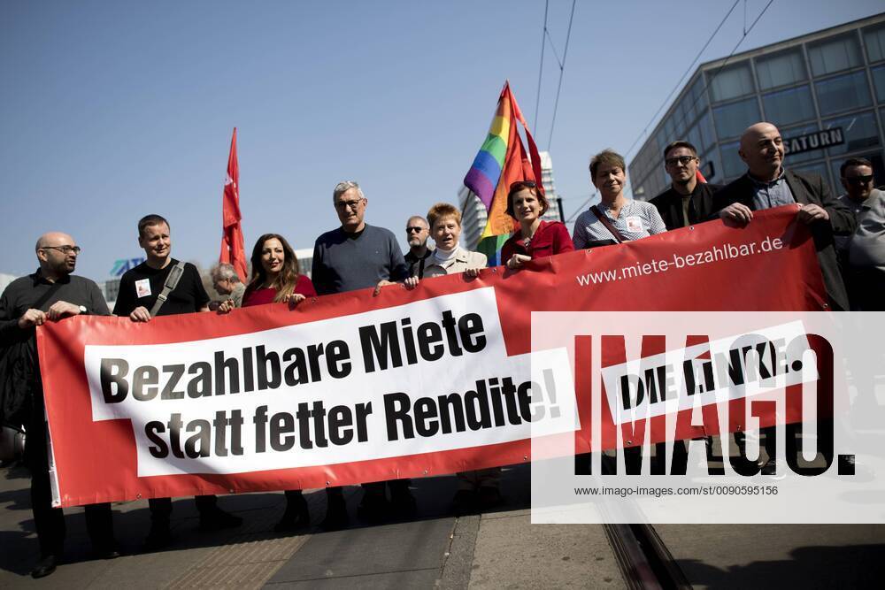 Volksentscheid Enteignung Berlin DEU, Deutschland, Germany, Berlin, 06.04.2019 Demonstranten der Partei Die Linke, Linkspartei, mit Transparent Mietenwahnsinn auf der Demonstration von Mieterorganisationen und politischen Initiativen gegen hohe steigende Mieten, teure Modernisierungen, Gentrifizierung, Verdraengung und Zwangsraeumungen unter dem Motto Widerstand Gemeinsam gegen Verdraengung und Mieterwahnsinn, Mieten Wahnsinn stoppen Mietenwahnsinn in Berlin. Ueber 35.000 Menschen protestieren auf einer Grossdemonstration von 240 Mieterinitiativen. Protest gehen den Immobilienkonzern Deutsche Wohnen, welche hier Wohnungen erwerben wollte. Demonstrators of the left wing party Die Linke, Linkspartei, with sign during a demonstration ot tenants rights organization representatives and activists demonstrate against rent increases and gentri