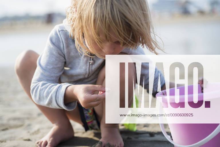 Little girl with bucket on the beach model released Symbolfoto PSIF00221