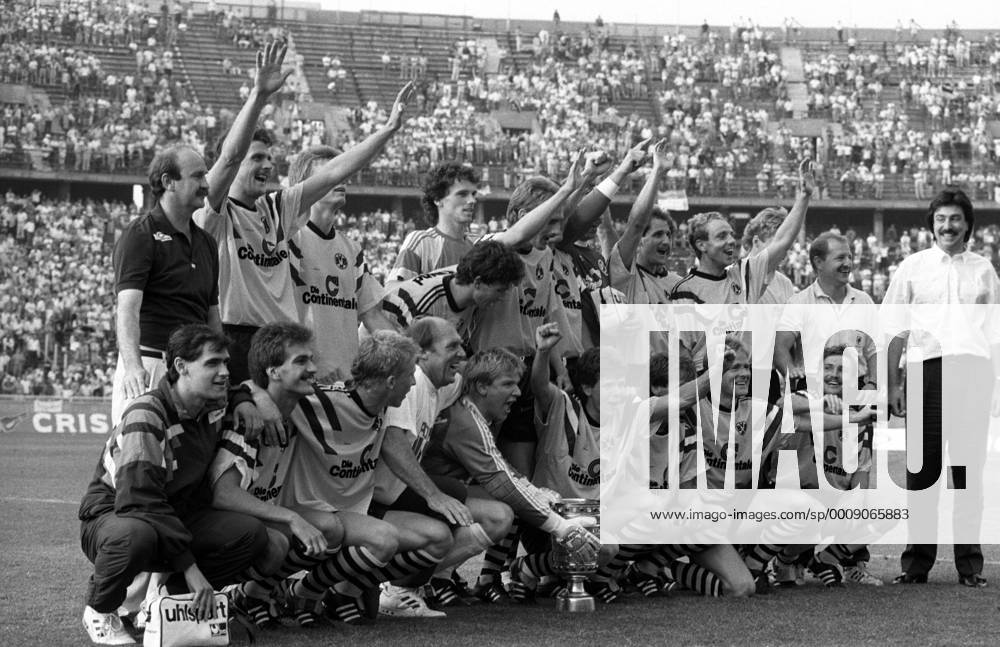 Borussia Dortmund ist Pokalsieger 1989, hier mit Manager Klaus Gerster (re.), Michael Rummenigge (hi.4.v.re.), Co Trainer Michael Henke (hi.5.v.li.), Norbert Dickel (hi.2.v.li.), Trainer Horst Köppel (hi.li.) und Andreas Möller (vorne Mitte)