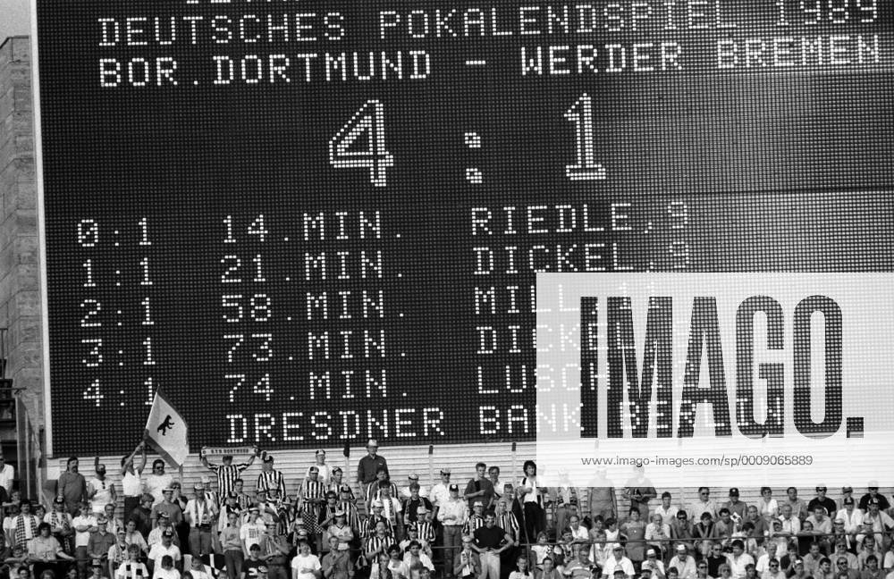 Fußball, DFB-Pokalfinale 1988 1989, Borussia Dortmund - SV Werder Bremen Borussia Dortmund - SV Werder Bremen 4:1 - Anzeigetafel präsentiert das Endresultat sowie die Torschützen des Pokalendspiels im Berliner Olympiastadion