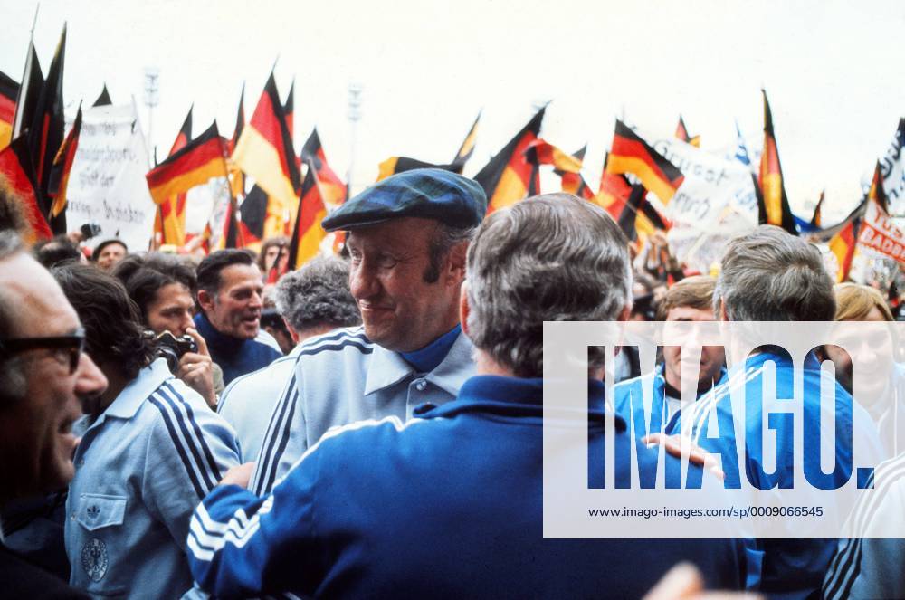 West Germany v USSR (Russia). The European Nations Cup Final 1972 18 06 1972.Helmut Schön - Bundestrainer Germany celebrates with the fans on the pitch. Jubel Gedränge Platz stürmen sieg