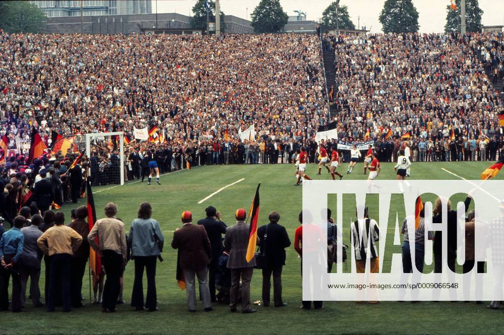 West German fans prepare to invade the pitch at the final whistle. West Germany v USSR (Russia). The European Nations Cup Final 1972 18 06 1972. o0 Totale Brüssel