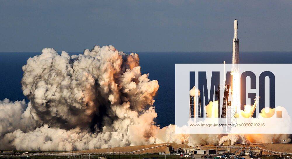Kennedy Space Center, FL, USA - The SpaceX Falcon Heavy rocket lifts off from Launch Complex 39-A at Kennedy Space Center, Fla., on Thursday, April 11, 2019. The Falcon Heavy was ferrying the Arabsat-6A satellite that was later succesfully deployed. Kennedy Space Center USA - ZUMAm67_ 20190411_zaf_m67_019