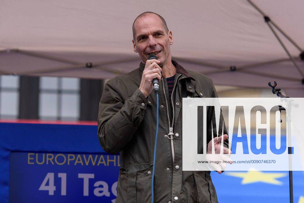 Berlin Pulse of Europe Germany Berlin 14 04 2019 Pulse of Europe rally under the motto For the preservation of the European Union at the Gendarmenmarkt in Berlin The picture shows Yanis Varoufakis, former Greek Finance Minister Top candidate DiEM25 Berlin Berlin Germany