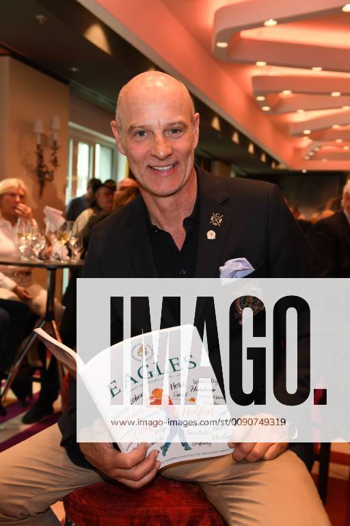 Simon Licht Eagles Magazine Presentation 2019 Charity Event Golf Magazine Eagles Charity Golf Club Munich 14 April 2019