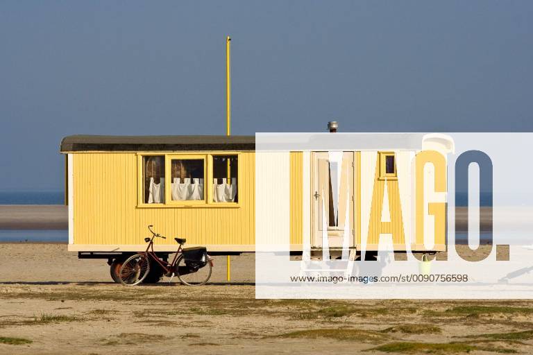 Caravan am Nordseestrand, Niederlande, Schiermonnikoog Caravan on the North Sea beach, Netherlands, Schiermonnikoog BLWS525472