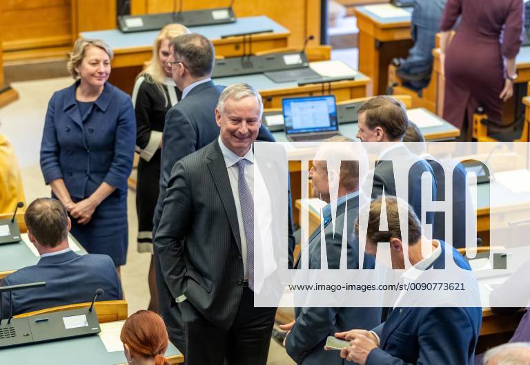 Kaja Kallas esitas riigikogule oma valitsemise alused ning küsis volitusi valitsuse moodustamiseks. Pildil Siim Kallas, Ants Laaneots. Reform chairwoman Kaja Kallas was not granted authority to form a government. FOTO: MIHKEL MARIPUU EESTI MEEDIA TALLINN HARJUMAA ESTONIA