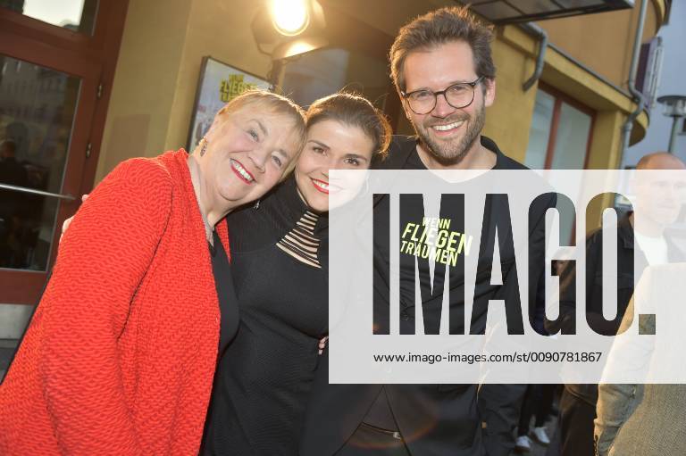 Film premiere when flying dreams mother Sabine Wackernagel Katharina Wackernagel Jonas Grosch at the premiere when flying dreams directing debut of Katharina Nagel in Achtung Berlin in Berlin on 16 04 2019 APP