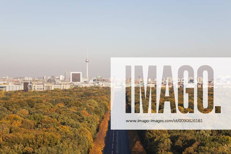 Germany, Berlin, view to Großer Tiergarten and cityscape from Victory Column in autumn GWF05820
