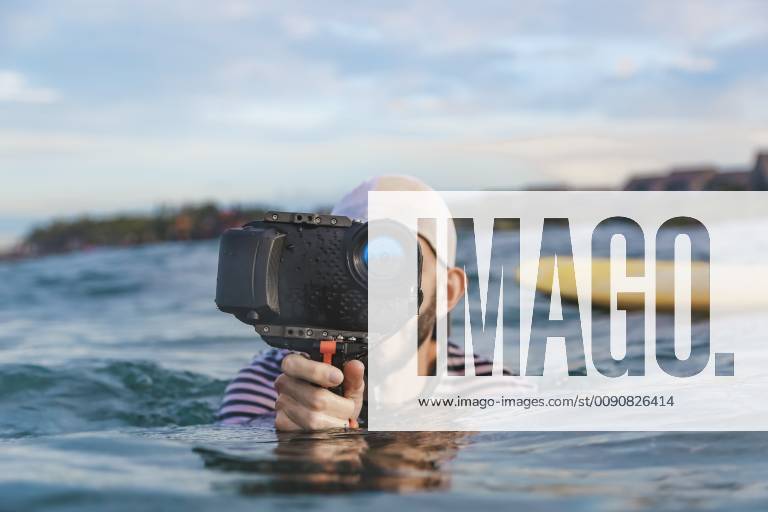 Indonesia, Bali, man with waterproof smartphone in the sea model released Symbolfoto KNTF02639