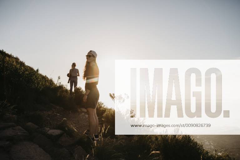 South Africa, Cape Town, Kloof Nek, two women on a trail at sunset model released Symbolfoto LHPF00288