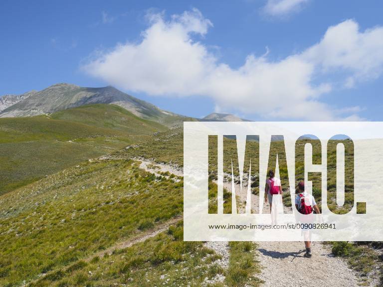 Italy, Umbria, Sibillini mountains, two children hiking mount Vettore model released Symbolfoto LOMF00783