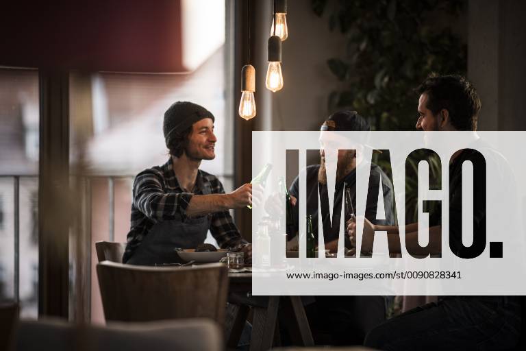 IMAGO Creative, Lifestyle, Leben in einer Wohngemeinschaft, WG Friends drinking beer and eating together, what they have cooked model released Symbolfoto property released MJRF00066