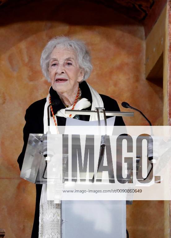 Uruguayan poet Ida Vitale (C) delivers a speech after she was awarded Miguel de Cervantes literature award during a ceremony at Alcala de Henares University, in Alcala de Henares, outside Madrid, Spain, 23 April 2019. The prize, worth at 125,000 euro cash prize, is the most important award to literature in spanish and the awarding ceremony is held each 23 April to mark Miguel de Cervantes death date. Cervantes Literature awarding ceremony !ACHTUNG: NUR REDAKTIONELLE NUTZUNG!