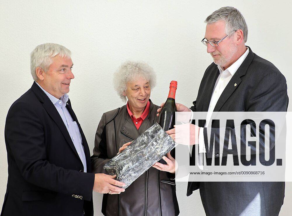 Nebra in a time capsule found during bridge work a bottle of sparkling wine from 1886 was found in Freyburg foto vlnr Ulrich wiegel GF Rotkäppchen BM Nebra Antje Scheschinski GF Rotkäppchen Dr Mike Eberle copyright