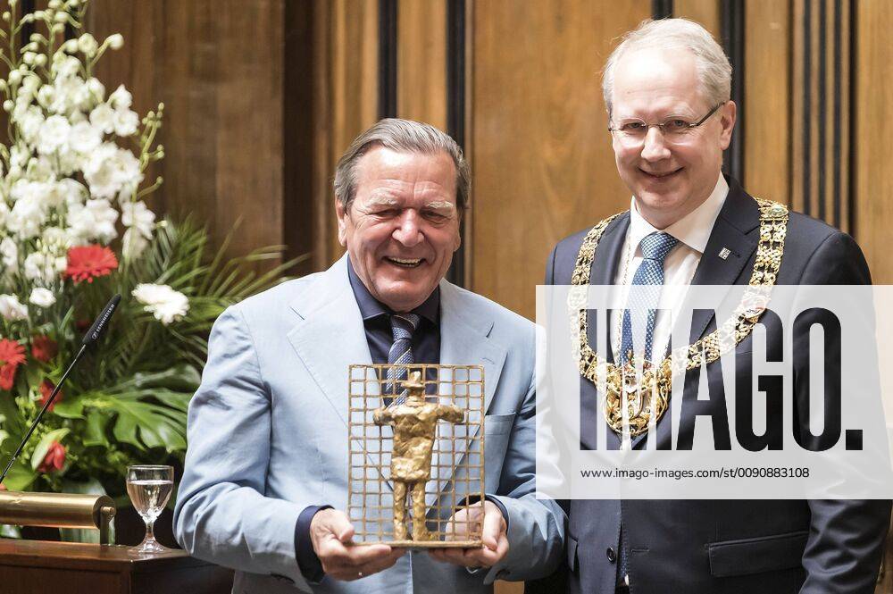 Gerhard Schröder and Stefan Schostok with bronze sculpture of the state capital Hanover I want to go in there at the reception for the 75th birthday of honorary citizen and Federal Chancellor a D Gerhard Schröder in the New City Hall Hanover 24 04 2019 Foto:xU.xFuturexImage