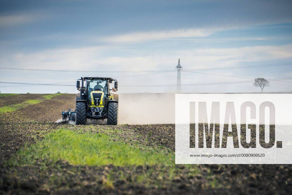 AGRICULTURE DÜRRE 25 04 2019 Thuringia A farmer ploughing his dry field in Thuringia