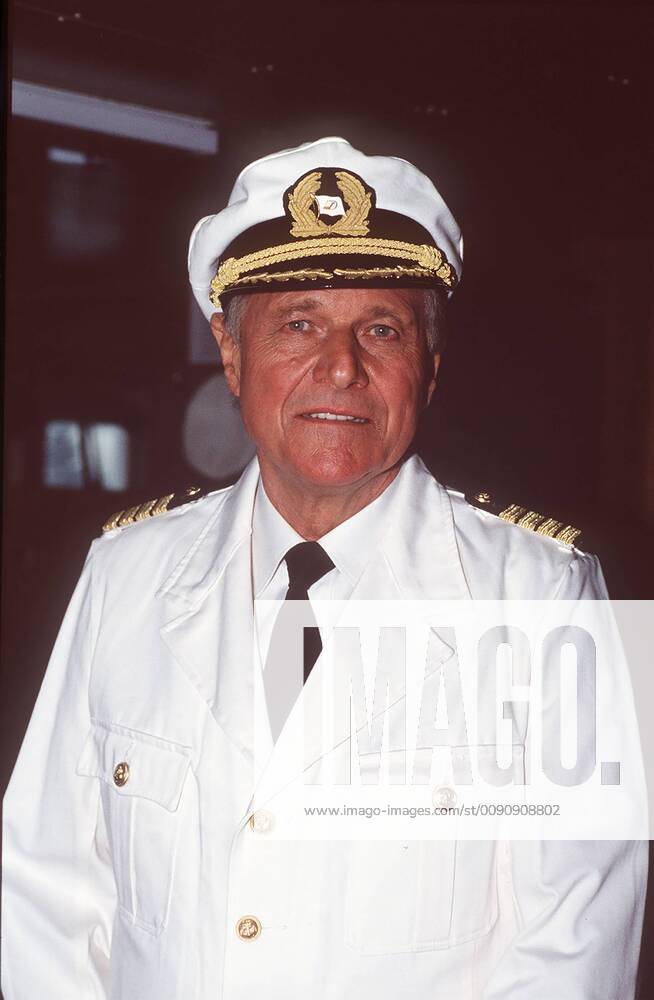 Leinen los heißt es erneut für die MS Berlin mit Kurs auf Sidney. Dramatische und spannende Abenteuer warten wieder auf einige der Reisegäste. Unser Bild: Kapitän Hansen (HEINZ WEISS) aka. Sidney Überschrift: TRAUMSCHIFF
