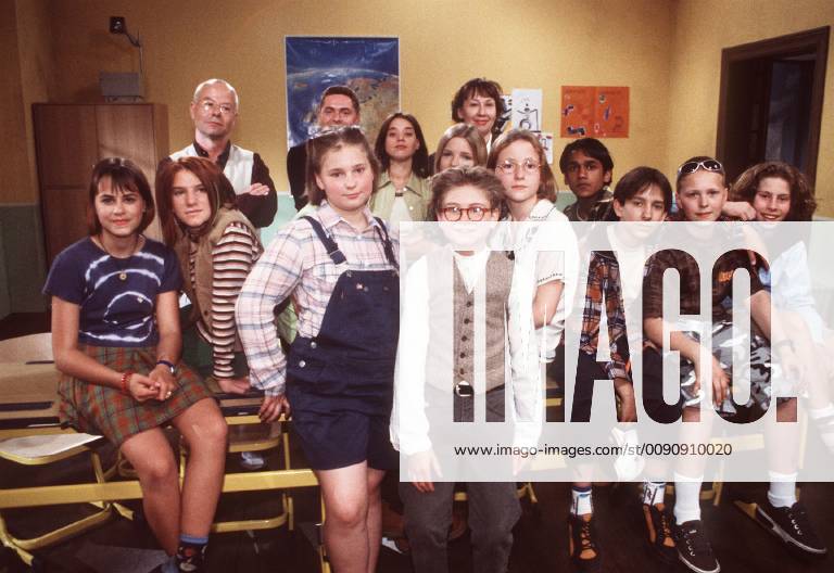 Auf geht s zum Schulfausflug! Die Klasse 6 macht begeistert den Filmpark Babelsberg unsicher.... Foto: Die Klasse 6. , 20DFAKINSCH Überschrift: SCHLOSS EINSTEIN BRD 1998